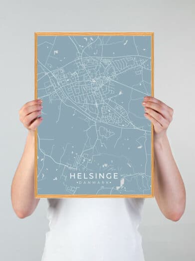 Lyseblå Helsinge byplakat. Minimalistisk design med kort over Sjælland. Perfekt som vægkunst. Nu på tilbud!
