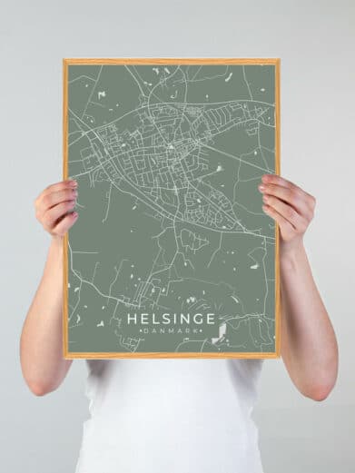 Mintgrøn Helsinge plakat med bykort. Stilfuld vægkunst med detaljeret kort over Helsinge, Sjælland. Perfekt til stuen. Nu på tilbud!