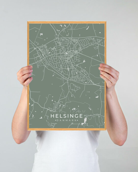 Helsinge by plakat med grøn baggrund. Denne Helsinge plakat med området som motiv viser Helsinge fra sin smukkeste side