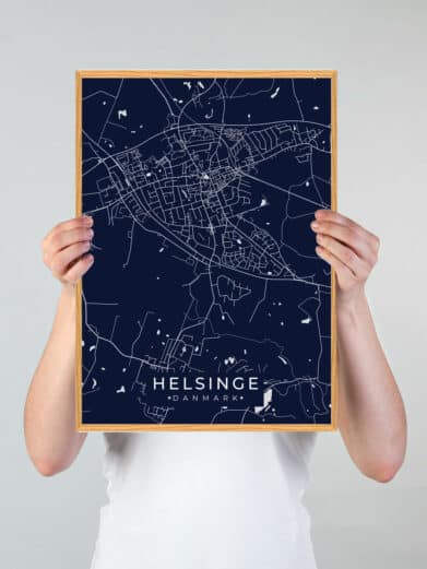 Mørkeblå Helsinge byplakat med kort over byen og gader. Stilfuld og moderne design. Perfekt dekoration til hjemmet. Helsinge, Danmark.