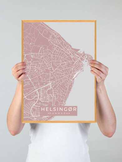 Helsingør by plakat med lyserød baggrund. Denne Helsingør plakat med området som motiv viser Helsingør fra sin smukkeste side