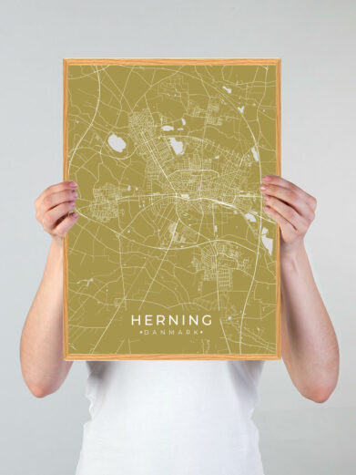 Herning by plakat med gul baggrund. Denne Herning plakat med området som motiv viser Herning fra sin smukkeste side