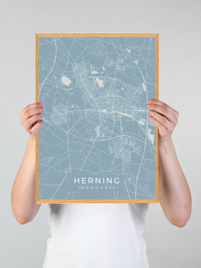 Herning by plakat med lyseblå baggrund. Denne Herning plakat med området som motiv viser Herning fra sin smukkeste side