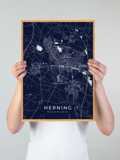 Herning by plakat med mørkeblå baggrund. Denne Herning plakat med området som motiv viser Herning fra sin smukkeste side
