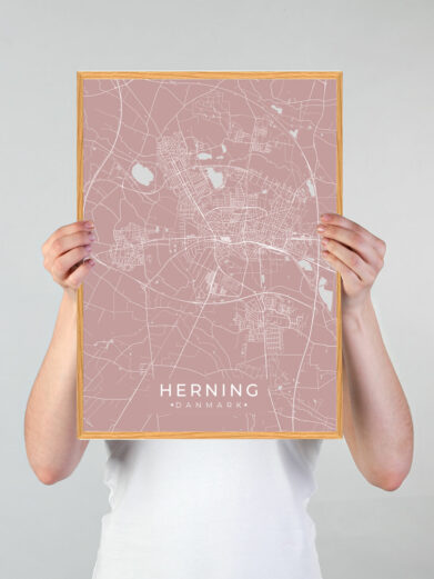 Herning by plakat med lyserød baggrund. Denne Herning plakat med området som motiv viser Herning fra sin smukkeste side