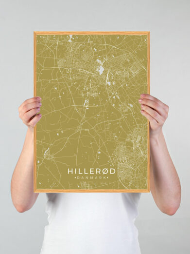 Hillerød by plakat med gul baggrund. Denne Hillerød plakat med området som motiv viser Hillerød fra sin smukkeste side