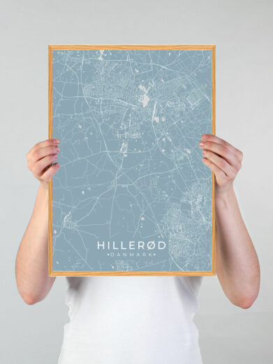 Hillerød by plakat med lyseblå baggrund. Denne Hillerød plakat med området som motiv viser Hillerød fra sin smukkeste side