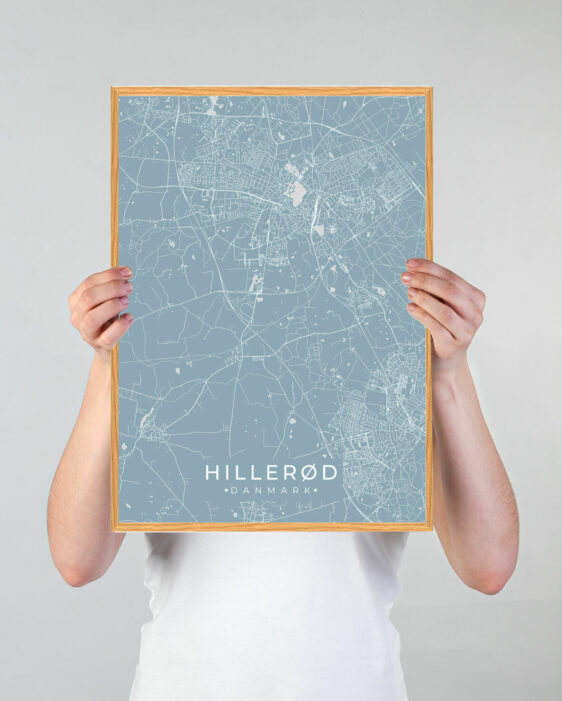 Hillerød by plakat med lyseblå baggrund. Denne Hillerød plakat med området som motiv viser Hillerød fra sin smukkeste side