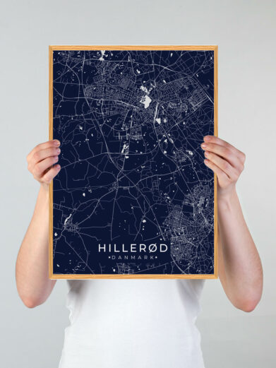 Hillerød by plakat med mørkeblå baggrund. Denne Hillerød plakat med området som motiv viser Hillerød fra sin smukkeste side
