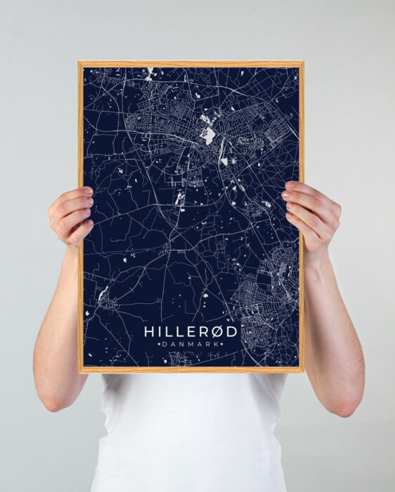 Hillerød by plakat med mørkeblå baggrund. Denne Hillerød plakat med området som motiv viser Hillerød fra sin smukkeste side