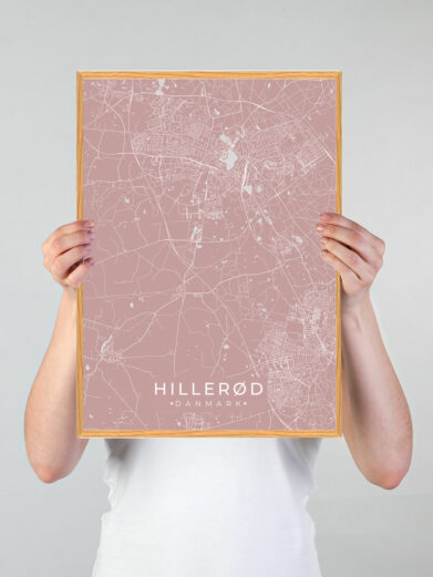 Hillerød by plakat med lyserød baggrund. Denne Hillerød plakat med området som motiv viser Hillerød fra sin smukkeste side