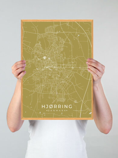 Hjørring by plakat med gul baggrund. Denne Hjørring plakat med området som motiv viser Hjørring fra sin smukkeste side