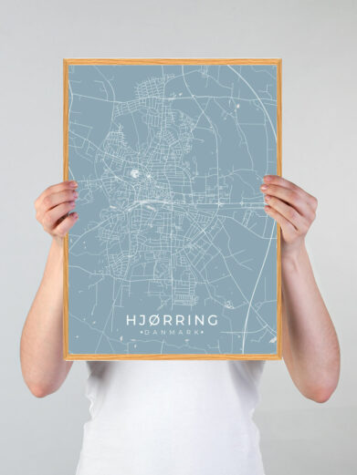 Hjørring by plakat med lyseblå baggrund. Denne Hjørring plakat med området som motiv viser Hjørring fra sin smukkeste side