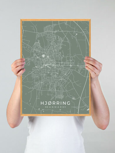Hjørring by plakat med grøn baggrund. Denne Hjørring plakat med området som motiv viser Hjørring fra sin smukkeste side