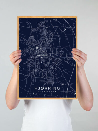 Hjørring by plakat med mørkeblå baggrund. Denne Hjørring plakat med området som motiv viser Hjørring fra sin smukkeste side