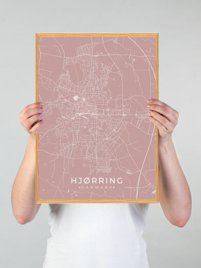 Hjørring by plakat med lyserød baggrund. Denne Hjørring plakat med området som motiv viser Hjørring fra sin smukkeste side
