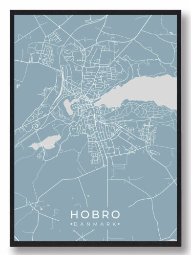 Hobro byplakat i stilrent design. Denne Hobro byplakat er med lyseblå baggrund og viser Hobro fra sin smukkeste side