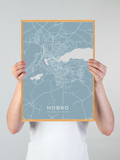 Hobro by plakat med lyseblå baggrund. Denne Hobro plakat med området som motiv viser Hobro fra sin smukkeste side