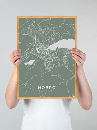 Hobro by plakat med grøn baggrund. Denne Hobro plakat med området som motiv viser Hobro fra sin smukkeste side