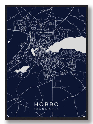Hobro byplakat i stilrent design. Denne Hobro byplakat er med mørkeblå baggrund og viser Hobro fra sin smukkeste side