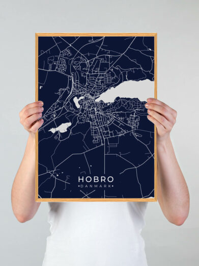 Hobro by plakat med mørkeblå baggrund. Denne Hobro plakat med området som motiv viser Hobro fra sin smukkeste side