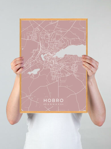 Hobro by plakat med lyserød baggrund. Denne Hobro plakat med området som motiv viser Hobro fra sin smukkeste side