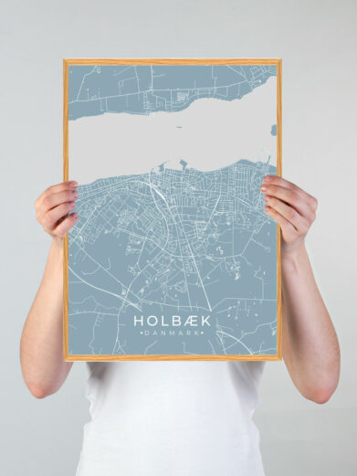 Holbæk by plakat med lyseblå baggrund. Denne Holbæk plakat med området som motiv viser Holbæk fra sin smukkeste side