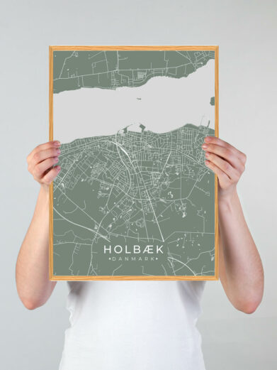 Holbæk by plakat med grøn baggrund. Denne Holbæk plakat med området som motiv viser Holbæk fra sin smukkeste side