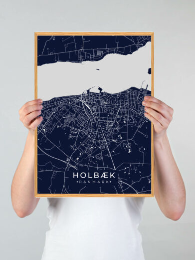Holbæk by plakat med mørkeblå baggrund. Denne Holbæk plakat med området som motiv viser Holbæk fra sin smukkeste side