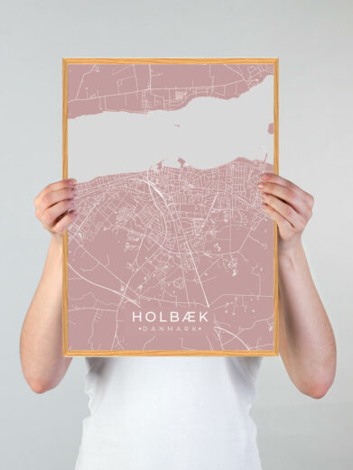 Holbæk by plakat med lyserød baggrund. Denne Holbæk plakat med området som motiv viser Holbæk fra sin smukkeste side