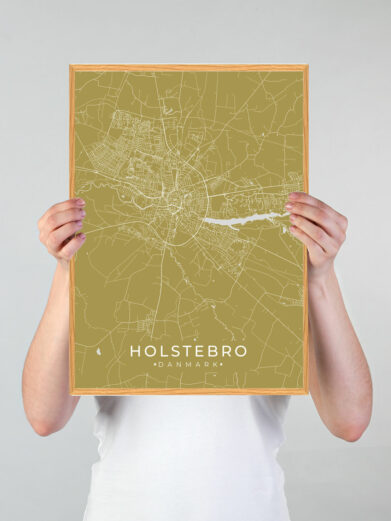 Holstebro by plakat med gul baggrund. Denne Holstebro plakat med området som motiv viser Holstebro fra sin smukkeste side