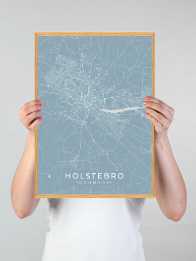 Holstebro by plakat med lyseblå baggrund. Denne Holstebro plakat med området som motiv viser Holstebro fra sin smukkeste side