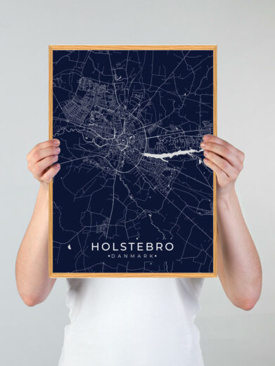 Holstebro byplakat i stilrent design. Denne Holstebro byplakat er med mørkeblå baggrund og viser Holstebro fra sin smukkeste side