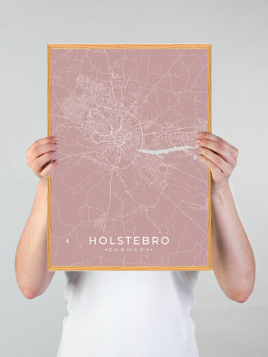 Holstebro by plakat med lyserød baggrund. Denne Holstebro plakat med området som motiv viser Holstebro fra sin smukkeste side