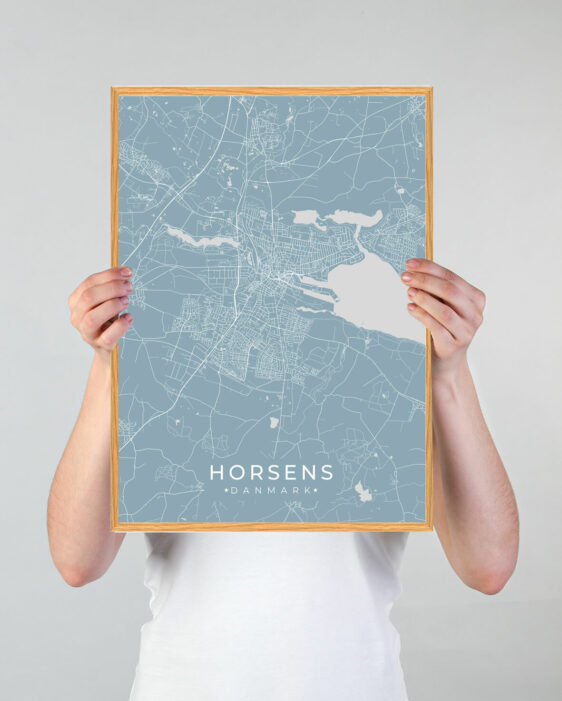 Horsens by plakat med lyseblå baggrund. Denne Horsens plakat med området som motiv viser Horsens fra sin smukkeste side