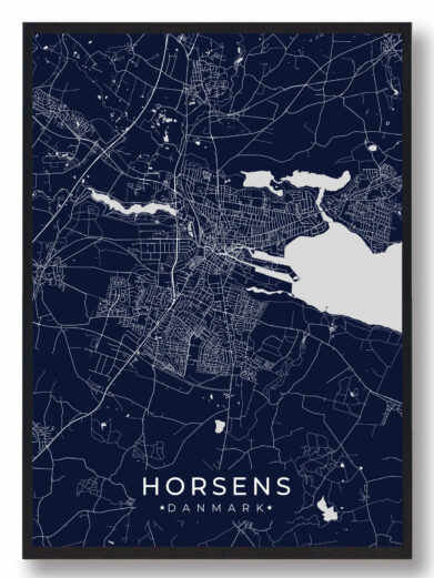 Horsens byplakat i stilrent design. Denne Horsens byplakat er med mørkeblå baggrund og viser Horsens fra sin smukkeste side