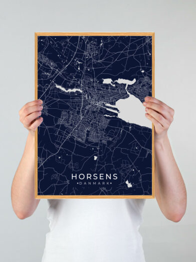 Horsens by plakat med mørkeblå baggrund. Denne Horsens plakat med området som motiv viser Horsens fra sin smukkeste side