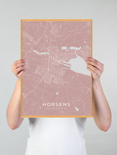 Horsens by plakat med lyserød baggrund. Denne Horsens plakat med området som motiv viser Horsens fra sin smukkeste side