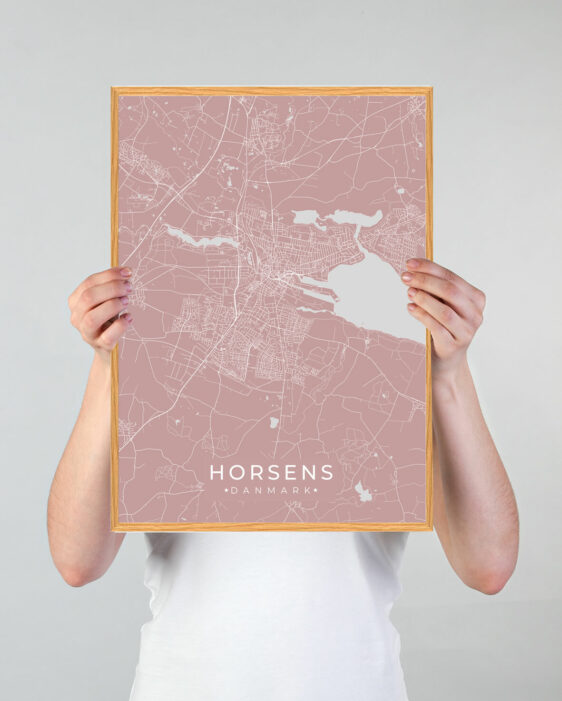Horsens by plakat med lyserød baggrund. Denne Horsens plakat med området som motiv viser Horsens fra sin smukkeste side