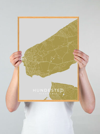 Hundested by plakat med gul baggrund. Denne Hundested plakat med området som motiv viser Hundested fra sin smukkeste side