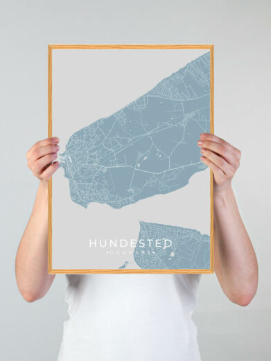 Hundested by plakat med lyseblå baggrund. Denne Hundested plakat med området som motiv viser Hundested fra sin smukkeste side