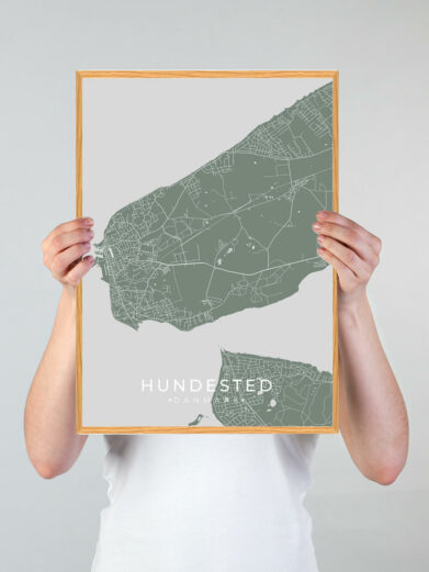 Hundested by plakat med grøn baggrund. Denne Hundested plakat med området som motiv viser Hundested fra sin smukkeste side