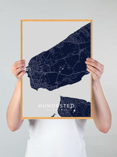 Hundested by plakat med mørkeblå baggrund. Denne Hundested plakat med området som motiv viser Hundested fra sin smukkeste side
