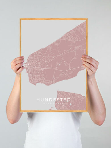 Hundested by plakat med lyserød baggrund. Denne Hundested plakat med området som motiv viser Hundested fra sin smukkeste side