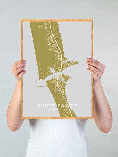 Hvide Sande by plakat med gul baggrund. Denne Hvide Sande plakat med området som motiv viser Hvide Sande fra sin smukkeste side