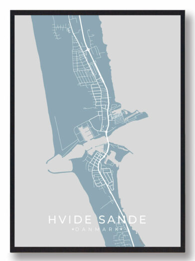 Hvide Sande byplakat i stilrent design. Denne Hvide Sande byplakat er med lyseblå baggrund og viser Hvide Sande fra sin smukkeste side