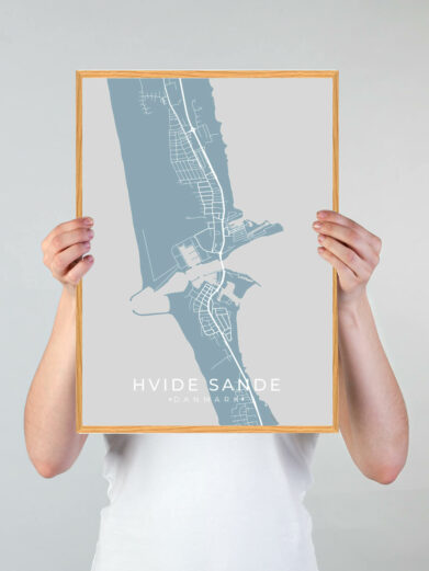 Hvide Sande by plakat med lyseblå baggrund. Denne Hvide Sande plakat med området som motiv viser Hvide Sande fra sin smukkeste side