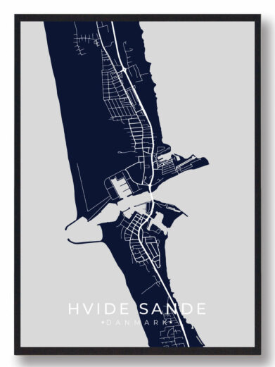 Hvide Sande byplakat i stilrent design. Denne Hvide Sande byplakat er med mørkeblå baggrund og viser Hvide Sande fra sin smukkeste side