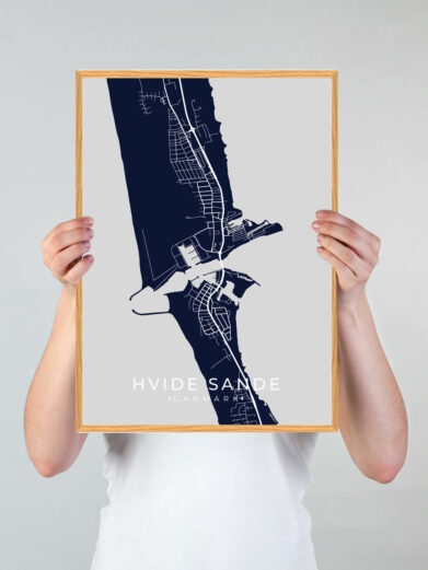 Hvide Sande by plakat med mørkeblå baggrund. Denne Hvide Sande plakat med området som motiv viser Hvide Sande fra sin smukkeste side