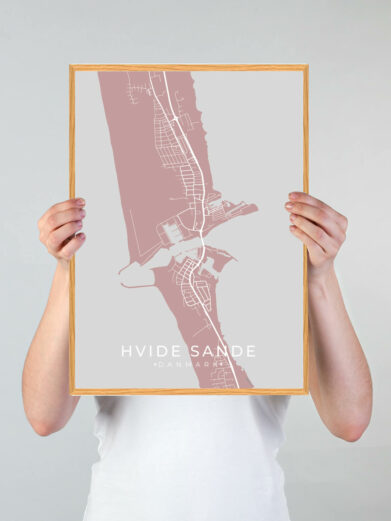 Hvide Sande by plakat med lyserød baggrund. Denne Hvide Sande plakat med området som motiv viser Hvide Sande fra sin smukkeste side